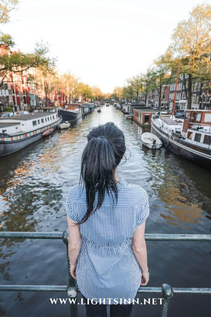 amsterdam-schipol-fahrt-boot-kanal-sonne-mai-may-zopf-hairstyle-pony-holland-netherlands-travel-blog-guide-january-february-july-august-autumn-winter-spring-summer-voyage