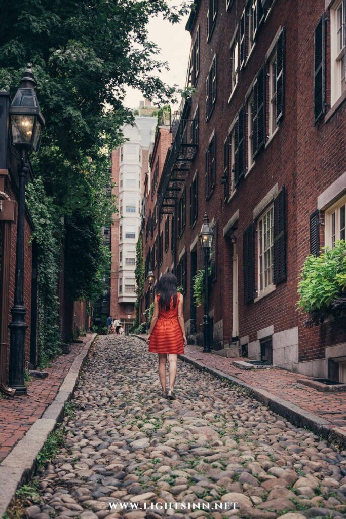 boston-acorn-street-red-roadtrip-usa-america-new-england-canada-summer-spring-autumn-winter-sunday-discovery-monday-tuesday-travel-guide