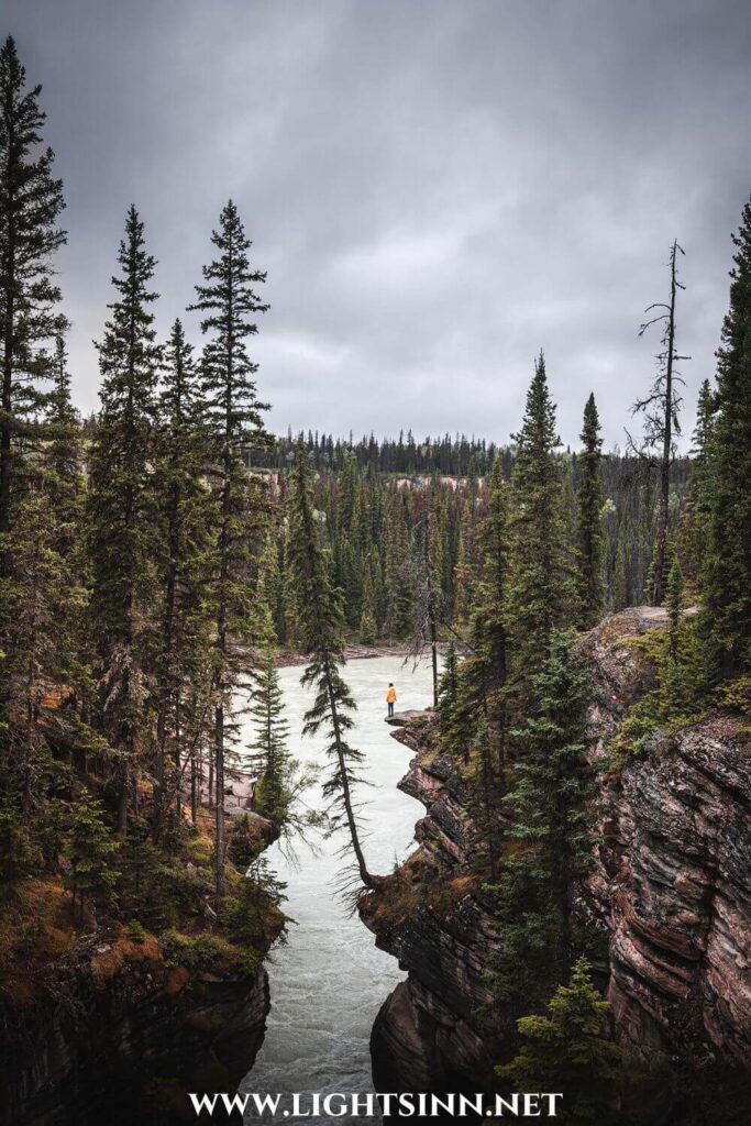 canada-kanada-athabasca-falls-wasserfall-canyon-schlucht-boat-canoe-mood-nation-nature-landscape-outdoor-photography-raw-nature-northern-lights-america-usa-roadtrip-november-autumn-wind