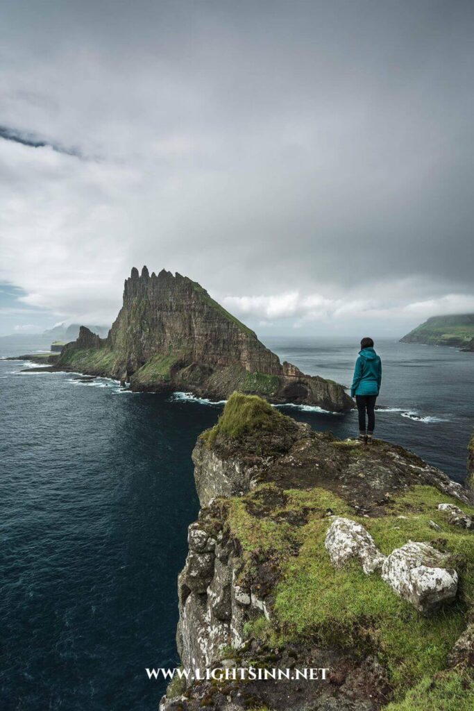 faroe-islands-drangarnir-arctic-circle-scandinavia-travel-guide-voyage-explore-hiking-globe-january-july-boat-trip-summer-blog