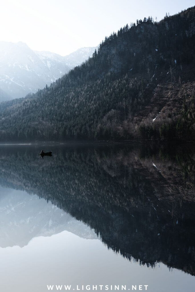 lake-reflections-see-boot-boat-roadtrip-austria-swiss-italy