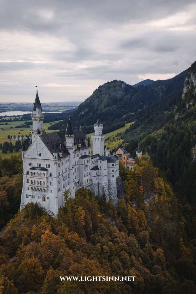 neuschwanstein-castle-schloss-castello-disney-germany-blog-travel-bavaria-lake-alps-mountains-berge-autumn-winter-herbst-summer-spring-may-june-july-october-saturday-sunday-trip