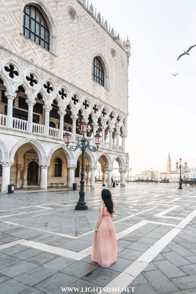 venice-venedig-venezia-palazzo-ducale-doge-palace-dogenpalast-blue-hour-golden-sunlight-castle-travel-voyage-holidays-vacay-architecture-foto-photo-pic